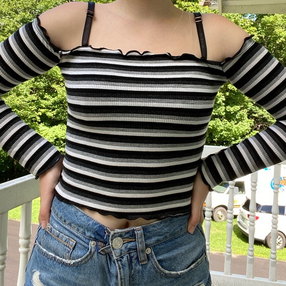 Off the shoulder - Picture 2 of 2